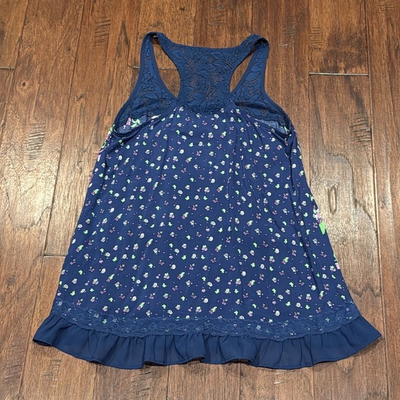 Medium Floral Blue Sleeveless Top - Picture 14 of 15